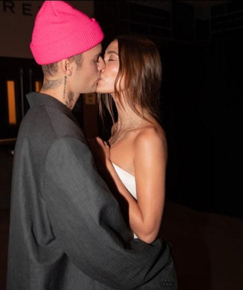 Em 2018, o relacionamento de Justin e Selena chegou a fim mais uma vez. Bastou mais um reencontro com Hailey em uma igreja de Miami e pronto: dois meses depois eles estavam juntos de novo, dessa vez em definitivo! Reprodução: Flipar