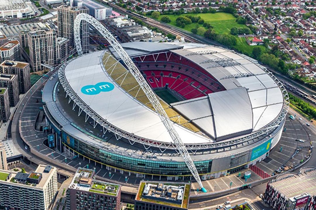 No total, foram 79 concorrentes. Restaram 32 que lutarão para chegar na grande final, dia 1/6/2024, em Wembley, em Londres (foto) e buscar o caneco. E vamos a eles a partir de agora: a fase de grupos começará dia 19/9 - Foto: Divulgação/Wembley Stadium