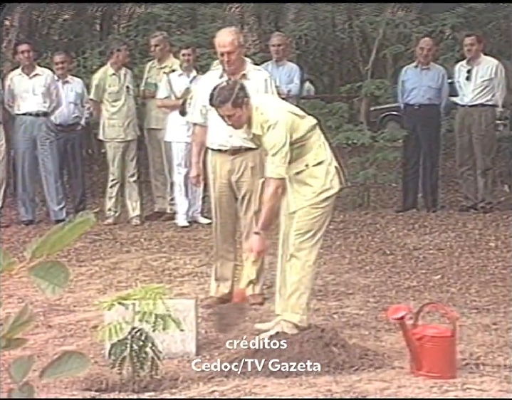 Charles, inclusive, esteve no Brasil em 1991, quando visitou o Espírito Santo. Na ocasião, o monarca veio visitar uma fábrica de celulose e chegou a plantar uma árvore no estado. Reprodução: Flipar