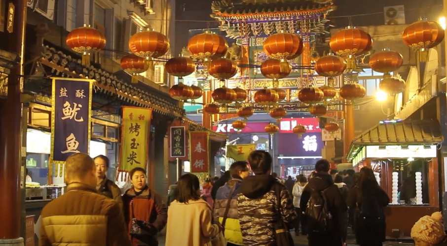 Rua Wangfujing, em Pequim, na China.. Foto: Reprodução/Youtube Risco de Vida 21.10.2022