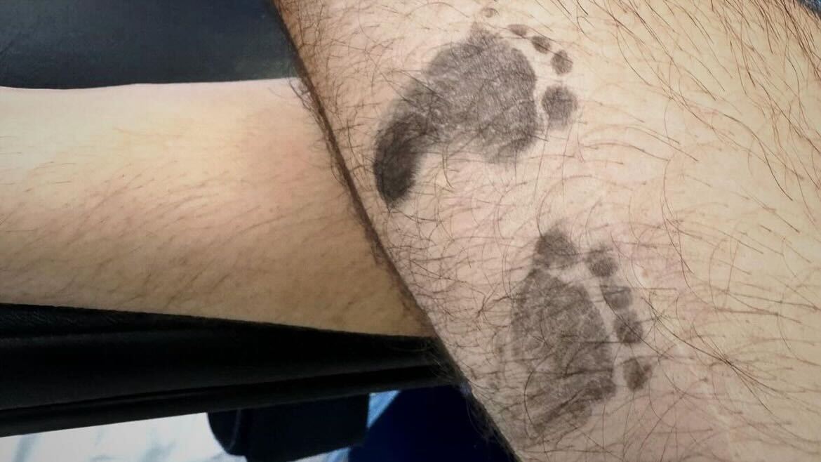 Danilo Joan marcou os pés dos filhos no braço Reprodução Instagram - 29.4.2024