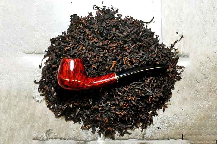 Os fumantes de cachimbo usam tabacos específicos, como o Virginia, Burley e Latakia, que variam em sabor e intensidade. Algumas misturas são aromáticas, oferecendo sabores doces, enquanto outras têm perfis mais robustos e defumados. Reprodução: Flipar