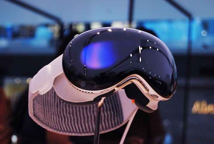 Hoje, os principais modelos incluem o Microsoft HoloLens (focado em aplicações empresariais e industriais), o Magic Leap (com ênfase em entretenimento e criatividade) e o mais recente Apple Vision Pro (foto), que combina realidade aumentada (RA) e RV. Reprodução: Flipar