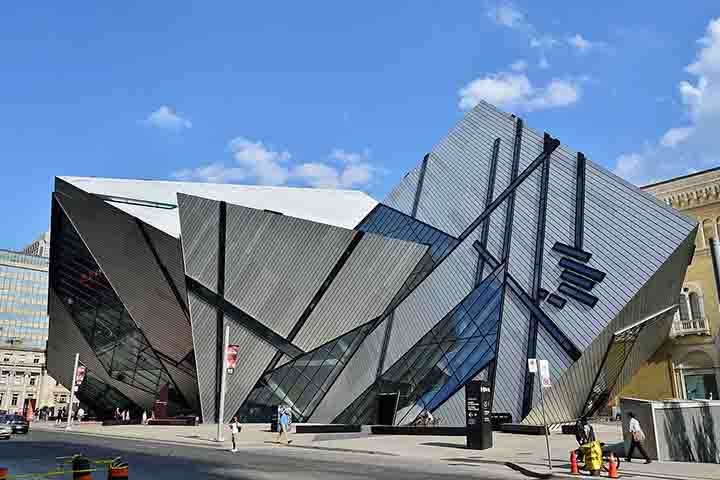 Royal Ontario Museum (1914) – Maior museu do Canadá, combina arquitetura moderna e clássica. Possui coleções sobre história natural, arte e cultura mundial. Exibe fósseis de dinossauros, artefatos egípcios e exposições sobre civilizações antigas. Reprodução: Flipar