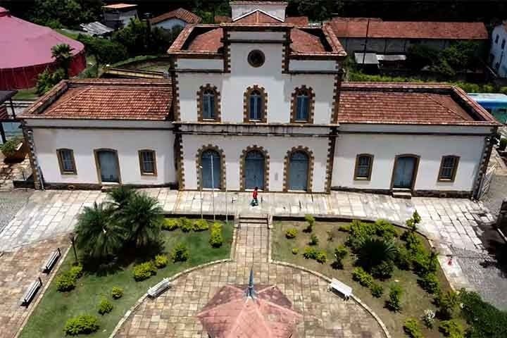 A viagem de trem entre Ouro Preto e Mariana é uma experiência encantadora que combina história e beleza. Revitalizada pela Vale entre 2004 e 2006, a antiga ferrovia construída em 1883 foi restaurada, com as estações e locomotivas mantendo suas características originais. Reprodução: Flipar