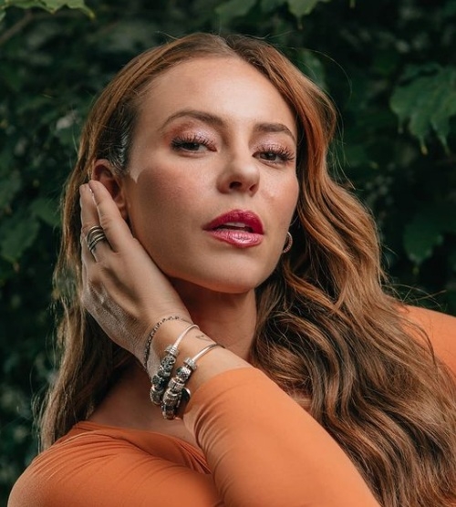 Na época, a revelação de Klara gerou algumas críticas, mas a maioria dos comentários foi de solidariedade. Várias outras famosas, como as atrizes Larissa Manoela, Maisa Silva, Taís Araújo e Paolla Oliveira, demonstraram amor e compaixão.  Reprodução: Flipar