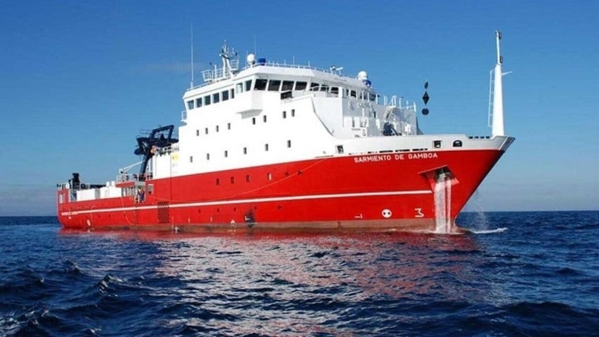 A bordo do navio oceanográfico Sarmiento de Gamboa, os cientistas navegaram entre julho e agosto de 2023 para estudar também outros aspectos da catarata do Estreito da Dinamarca. Reprodução: Flipar