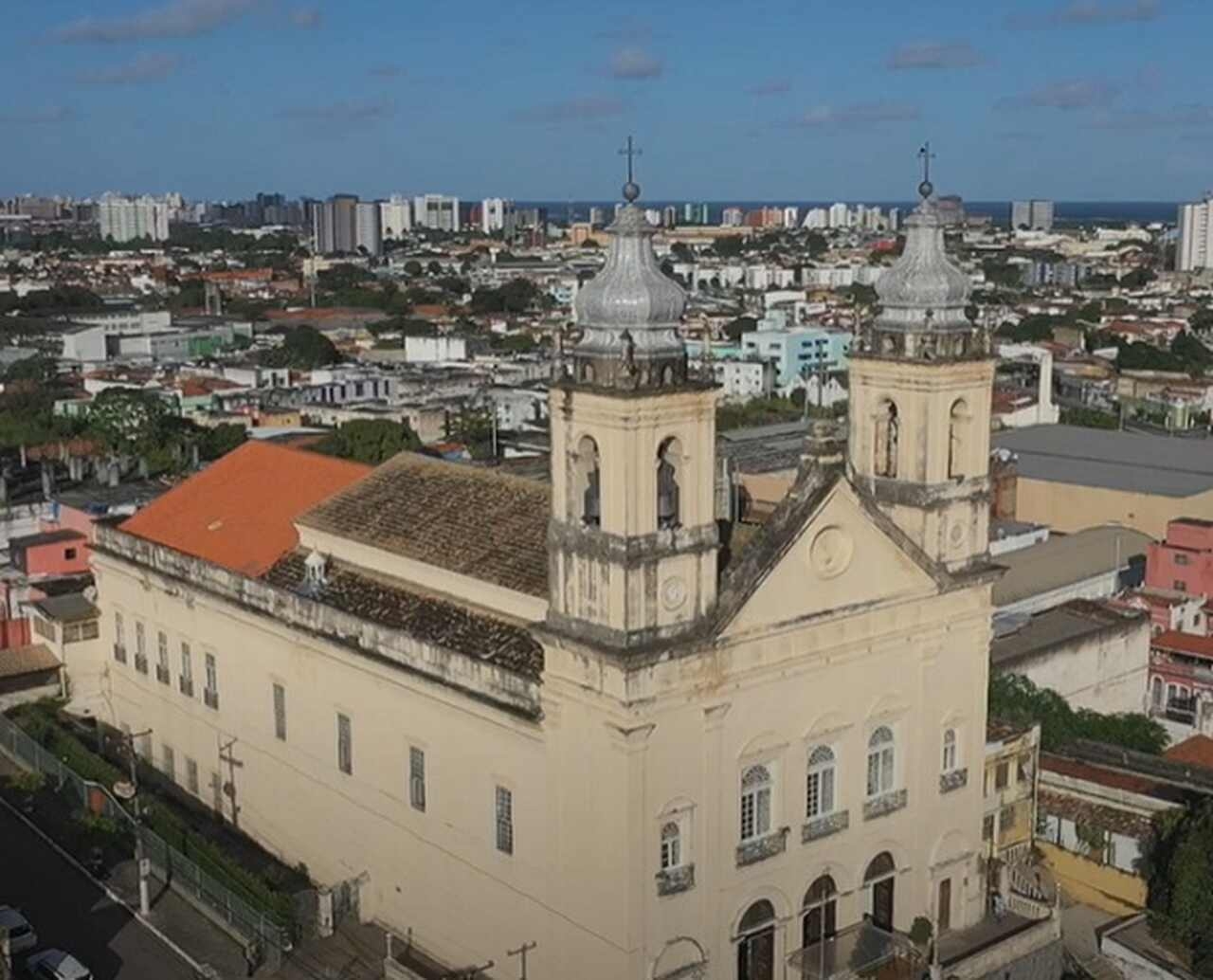 A Catedral de Maceió, com sua harmonia arquitetônica, é um dos principais templos da cidade, enquanto a Igreja de Bom Jesus dos Martírios, com sua mistura de estilos, também se destaca como um ícone da fé e da história de Maceió. Reprodução: Flipar