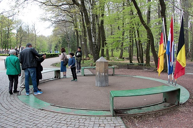 Para se ter uma ideia, o ponto mais alto dos Países Baixos é uma colina denominada Vaalserberg, apenas 323 metros acima do nível do mar. Ela constitui uma triplice fronteira entre Holanda, Bélgica e Alemanha. 
 Reprodução: Flipar