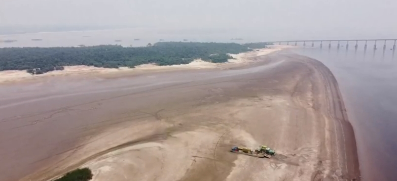 O rio Negro, em Manaus, também foi afetado com a seca, que atingiu a cota 16,11 metros na última semana, o que é muito baixo para o período.