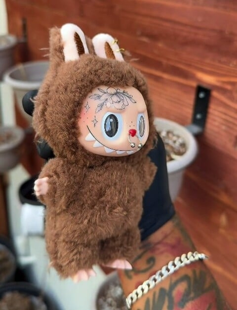Atualmente, ele cobra US$ 217 (cerca de R$ 1,1 mil) em uma peça personalizada, mas planeja elevar o preço para US$ 300, chegando a R$ 1,6 mil.  Reprodução: Flipar