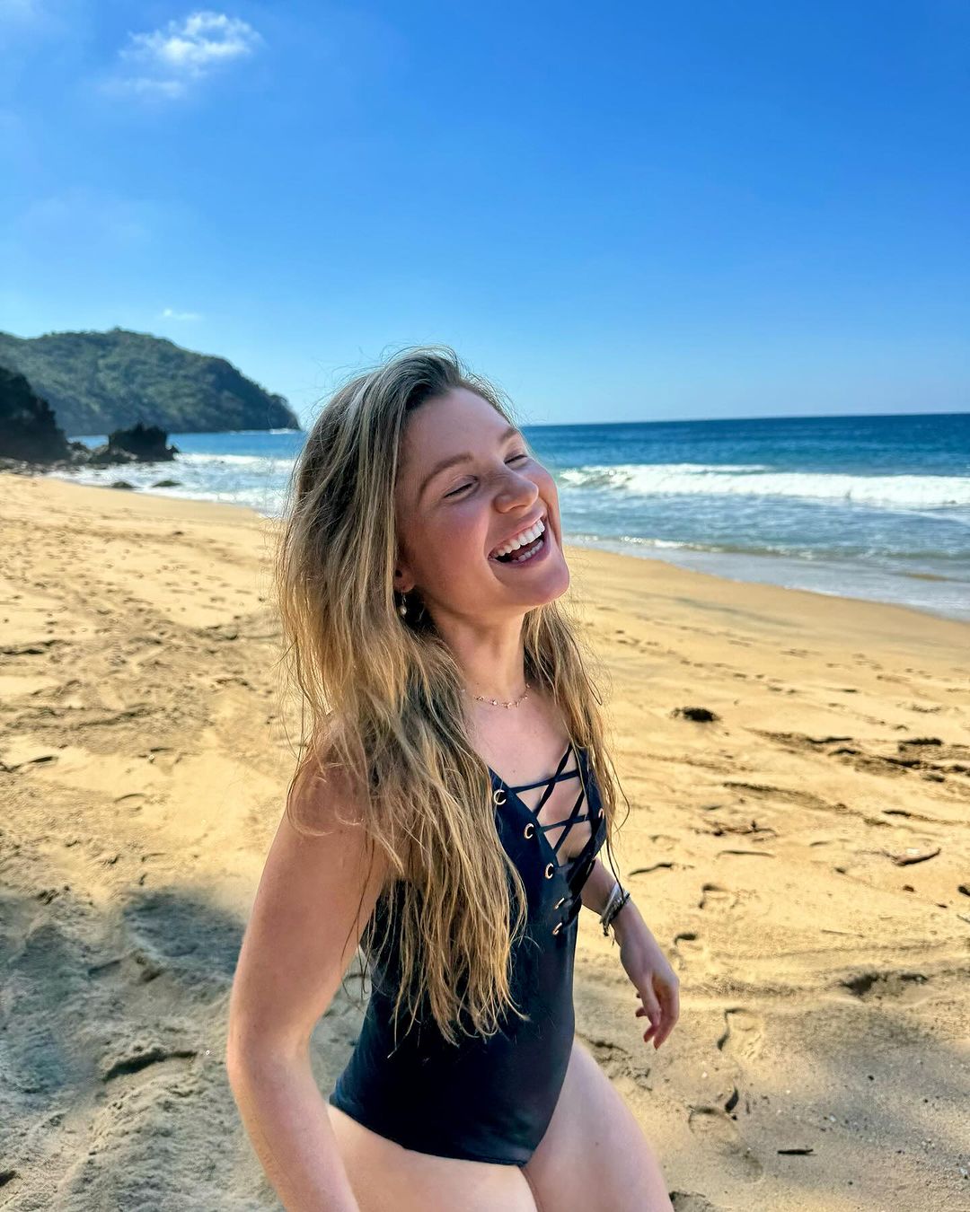 A Influenciadora aproveitando a praia em viagem ao México Instagram/@annemariehagerty