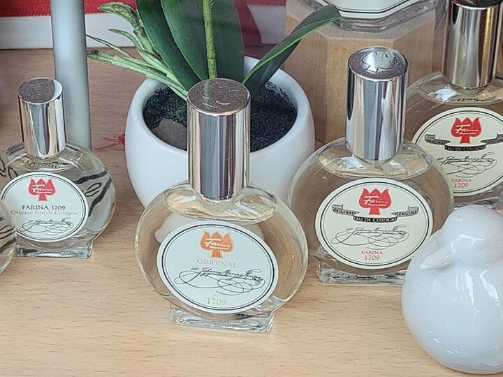 A famosa água de Colônia originou-se na cidade. A sua invenção é atribuída ao italiano Giovanni Paolo Féminis, que morava na localidade alemã e decidiu homenageá-la com o nome do perfume. 



 Reprodução: Flipar