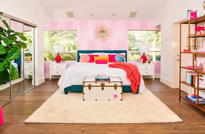 Um dos quartos na mansão de Malibu equipada com acessórios da Barbie. Foto: Divulgação/ Airbnb