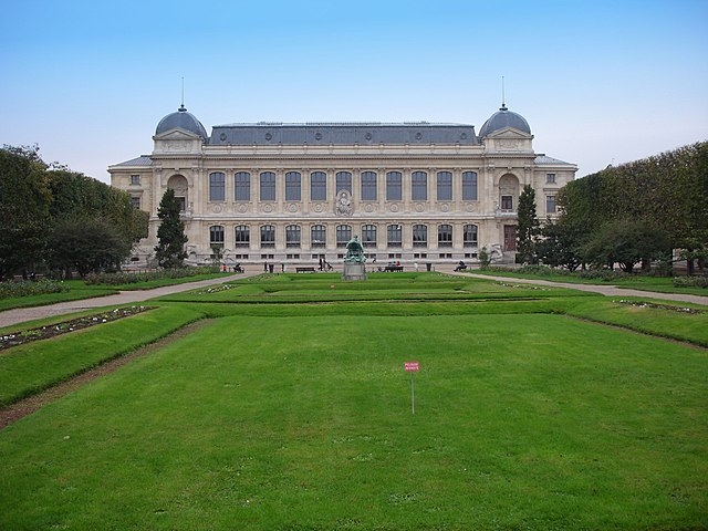 O Jardin des Plantes (Jardim das Plantas) faz aniversário em 10/6.  São 384 anos embelezando o 5º Arrondissement de Paris, no V que se forma entre a Grande Mesquita, o Campus Universitário de Jussieu e o Rio Sena.