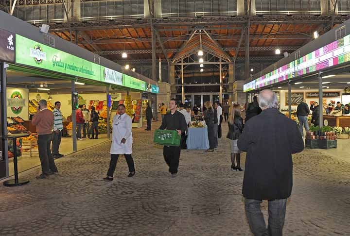 O Mercado Agrícola de Montevidéu – MAM reúne todos os sabores do Uruguai: temperos, doces, compotas, sorvetes, carnes e certamente frutas e verduras. O primeiro centro de varejo especializado na venda de alimentos não perecíveis, frescos, nativos, com a identidade Uruguaia fortemente marcada. Reprodução: Flipar