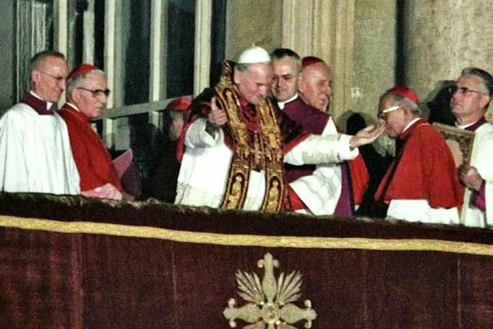 Com o terceiro maior pontificado da história, João Paulo II foi uma das personalidades mais influentes do século 20, com intensa atuação política. Ele visitou 129 países, posicionou-se contra a Guerra Fria e pediu desculpas pela Inquisição. 
 Reprodução: Flipar