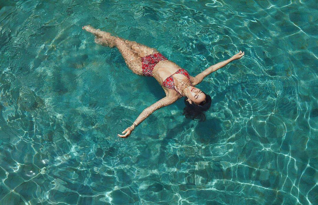 Outro modelo de Bruna Marquezine que é tendência é o biquíni com calcinha alta. Foto: Reprodução/Instagram