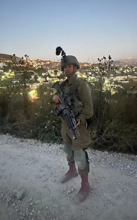 Ele serviu como paraquedista no exército israelense por 2 anos e 8 meses. “[Os militares] me ligaram, me avisaram que estavam me convocando. Como estou fora do país eu não sou obrigado a ir, mas eu vou”, disse ele, que estava no Brasil.