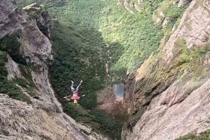 Em Matilde, no Espírito Santo, ele também fez o primeiro highline em cachoeira no Brasil. 
 Reprodução: Flipar