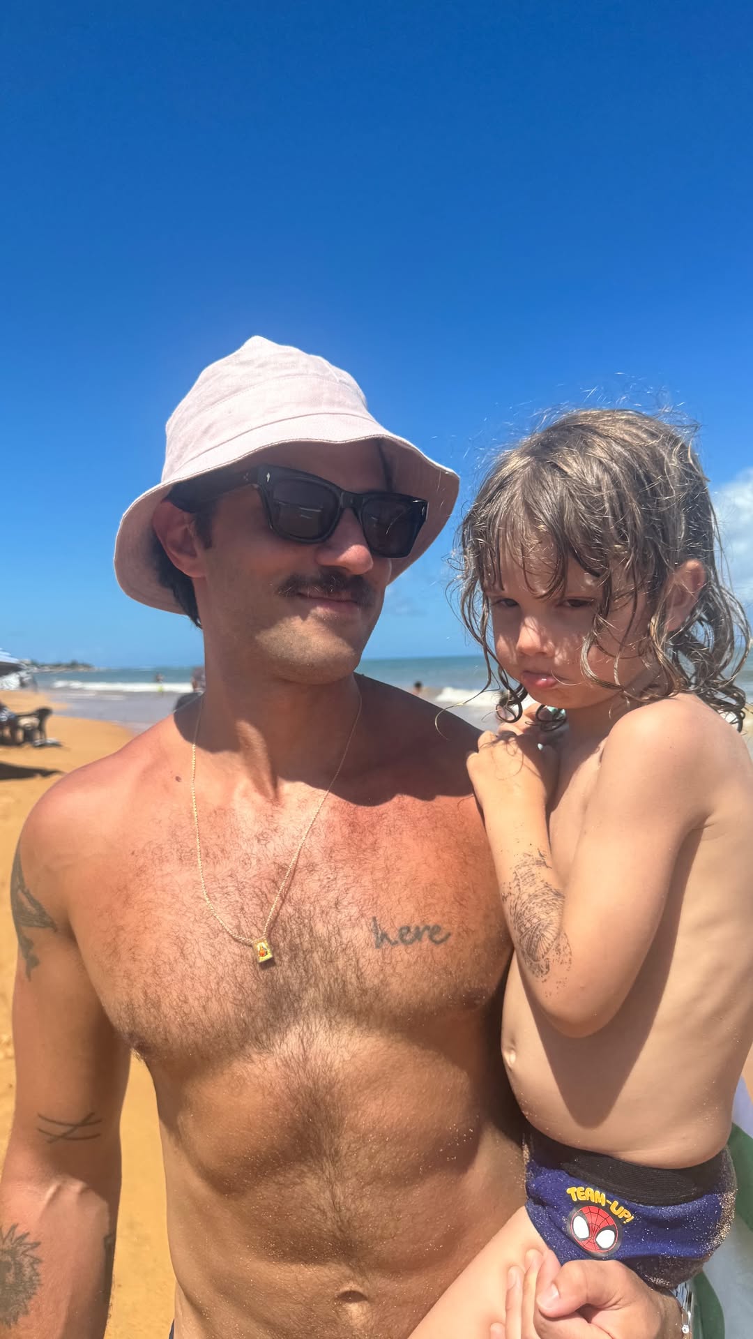 Chay Suede com o filho, José. Foto: Reprodução/ Instagram @chay