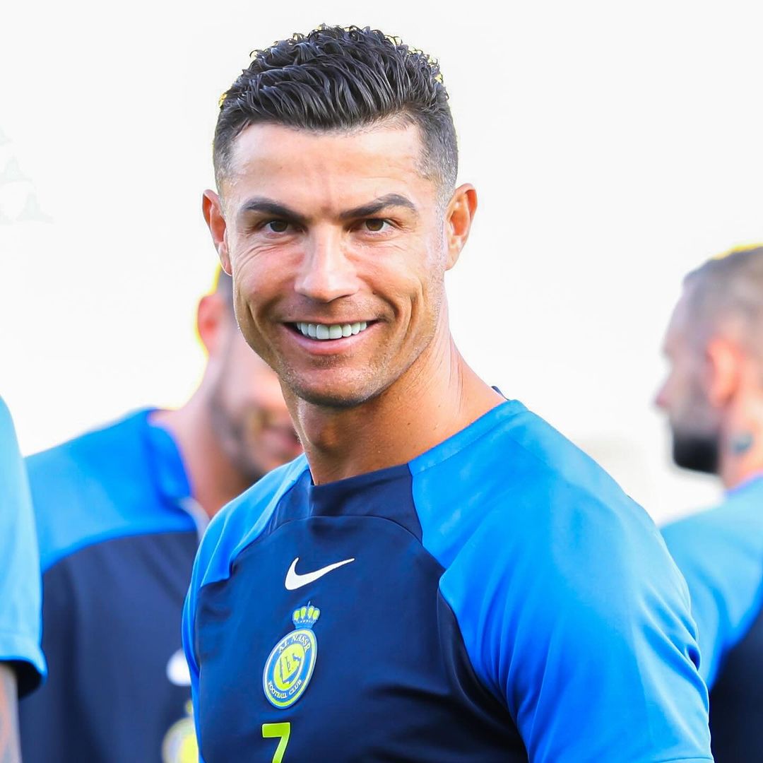 De acordo com levantamento do site especializado 'Sportico', Cristiano Ronaldo é o esportista mais bem pago do mundo. Aos 39 anos, o atacante do Al-Nassr teve um faturamento de 275 milhões de dólares (cerca de R$ 1,3 bilhão) em 2023. A seguir, confira o top-10 dos atletas mais bem pagos do mundo: Reprodução/Instagram