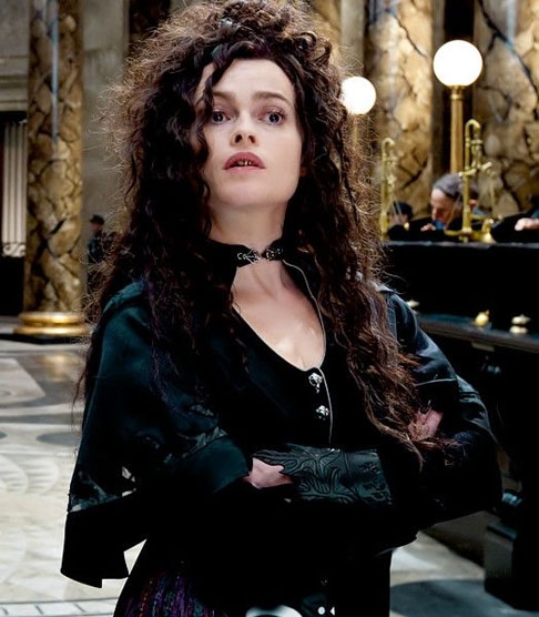 Vale lembrar que Helena também foi uma bruxa muito malvada na saga de Harry Potter, encarnando ninguém menos que a perversa Bellatrix, prima de Sirius Blake.