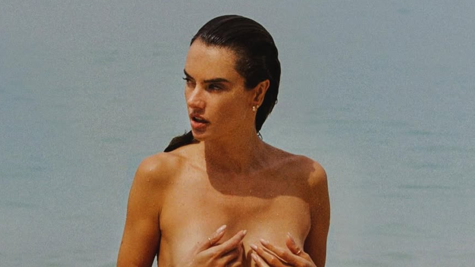 Alessandra Ambrosio sem a parte de cima do biquíni. Foto: Reprodução/ Instagram @cameron_hammond @alessandraambrosio