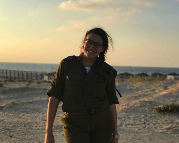 “Coisa que muita gente espera, coisa que muita gente treina pra isso e pra mim é um orgulho muito grande poder servir um país que me deu tanto”, contou a brasileira Paula Frenkel, militar do exército israelense.