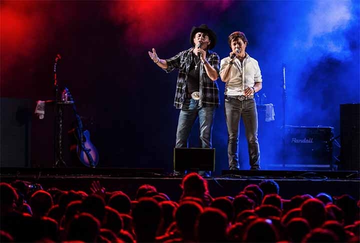 No segmento sertanejo, Chitãozinho e Xororó são também os maiores vencedores de Grammys Latinos. São seis estatuetas, sendo a último em 2022 pelo álbum “Legado”. 
 Reprodução: Flipar