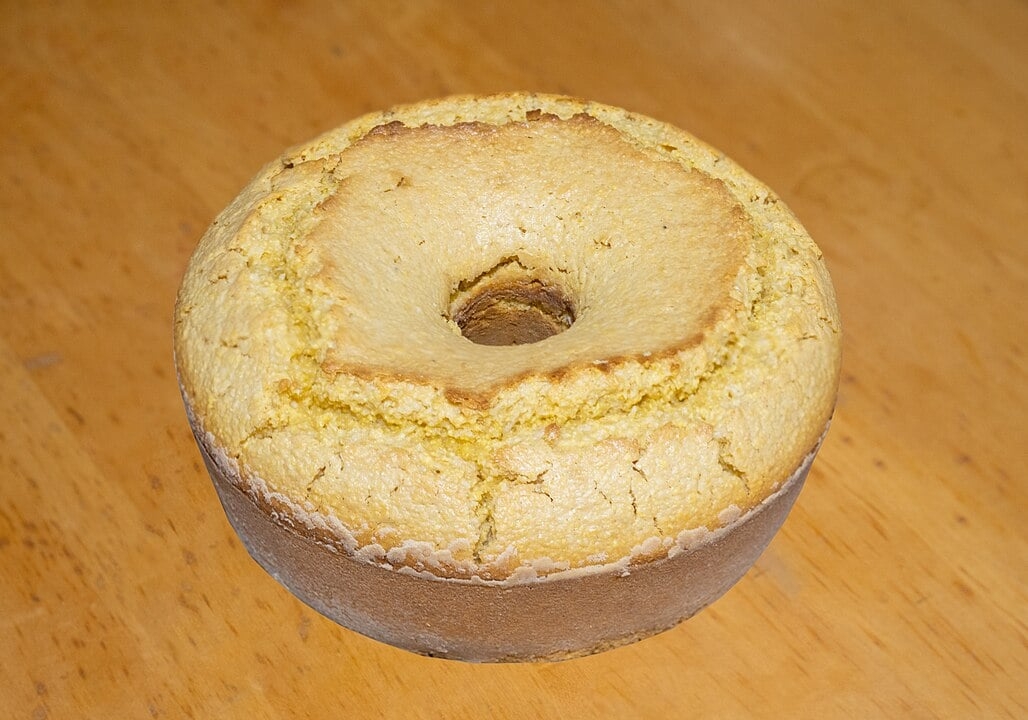O nome Fubá é herdado, como diversos elementos da nossa gastronomia, dos africanos. É um insumo fino extraído do milho cru, que se tornou fundamental na culinária brasileira. Um dos principais pratos com este alimento é o bolo, muito popular na casa dos brasileiro, com um bom café ao lado. Reprodução: Flipar