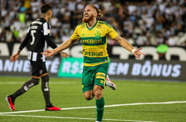 O Cuiabá, que ainda corre risco de rebaixamento, surpreendeu o líder Botafogo no último domingo (29) ao vencer por 1 a 0, no Nilton Santos, com gol de Isidro Pitta. - Foto: Asscom Dourado