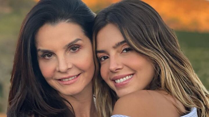 Giovanna e Giuliana Lancellotti são um dos casos mais impressionantes de semelhança entre mãe e filha. Em 2023, as duas participaram do Caldeirão com Mion e deram o que falar nas redes sociais. Quando a atriz publicou uma foto ao lado de Giuliana, os internautas se chocaram com o quão parecido elas são. Foto: Reprodução