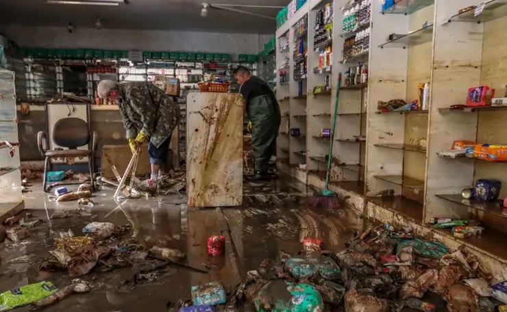 Comerciantes de Porto Alegre ainda calculam o prejuízo e retiram pertences perdidos após água baixar Rafa Neddermeyer/Agência Brasil