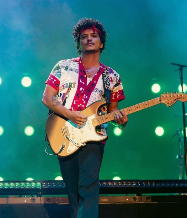 Bruno Mars - Nascido em 8/10/1985 no Havaí, o  cantor, compositor, dançarino, produtor musical e multi-instrumentista americano tem 1,65 metro.  Reprodução: Flipar