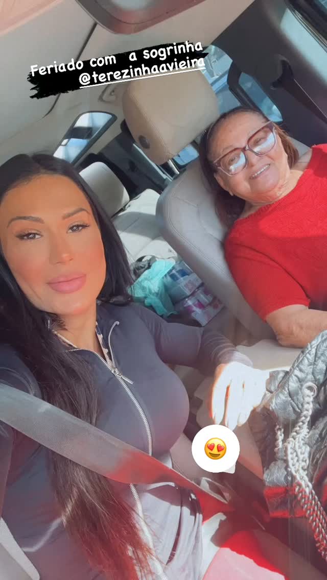 Gracyanne Barbosa passeia com a mãe de Belo Reprodução/Instagram