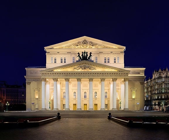 Bolshoi Theatre (Moscou, Rússia) - Uma das mais antigas casas de ópera do mundo, o Teatro Bolshoi é famoso por suas produções de ópera e balé. Sua influência na cultura russa é imensa. Reprodução: Flipar