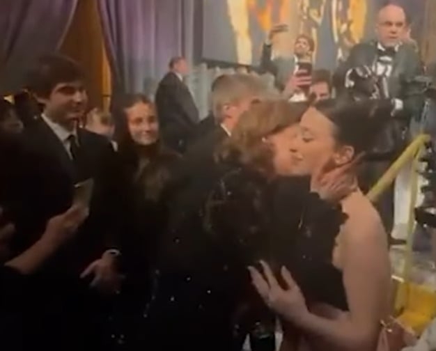 Por outro lado, Fernanda Torres parabenizou a premiada. Ao longo da campanha do filme e durante os eventos, Fernanda atraiu a admiração também pela educação e a postura de respeito às concorrentes. Elogiou as colegas, posou com Demi Moore, pediu respeito a Karla Sofia Gascón e agora fez questão de abraçar Mikey pela estatueta. . Foto: Reprodução: Flipar