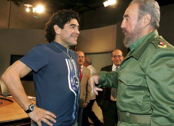Maradona em boa forma depois da cirurgia, em 2005, com o ex-líder cubano Fidel Castro. Foto: AP