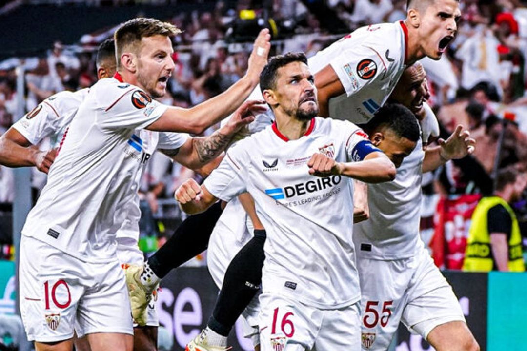 SEVILLA (Espanha) - Entra como o campeão da Liga Europa da temporada passada - Foto: Divulgação/Sevilla Twitter