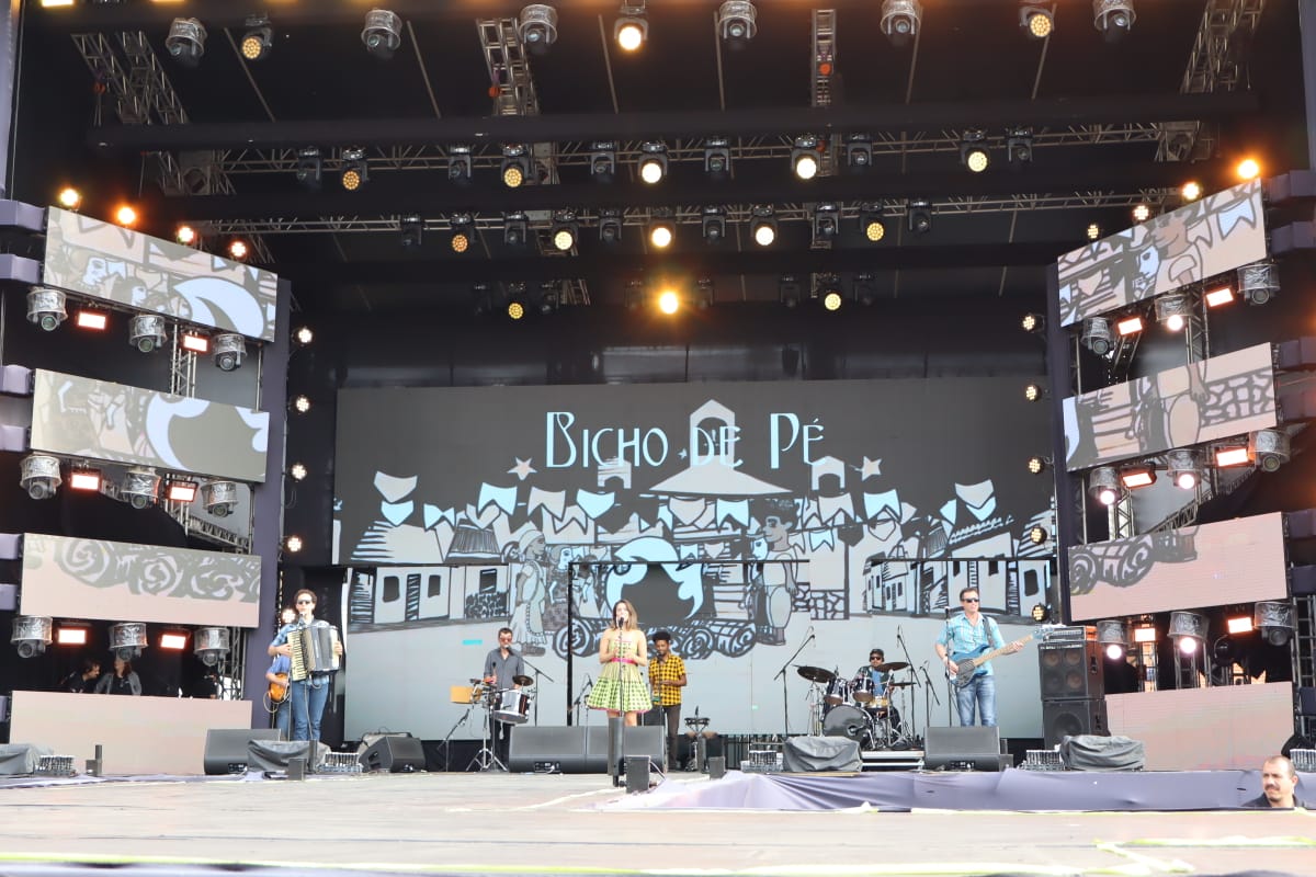 Bicho de Pé se apresenta no Hopi Arraiá. Foto: Foto: Pedro H. Lopes