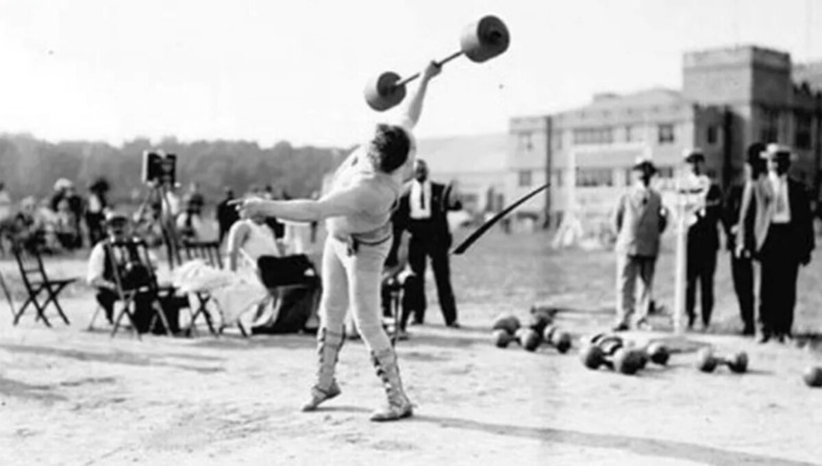 Levantamento de peso com uma mão - Esporte que exigia força e equilíbrio, integrou a programação dos Jogos de Atenas-1896 e Saint-Louis-1904.  Reprodução: Flipar