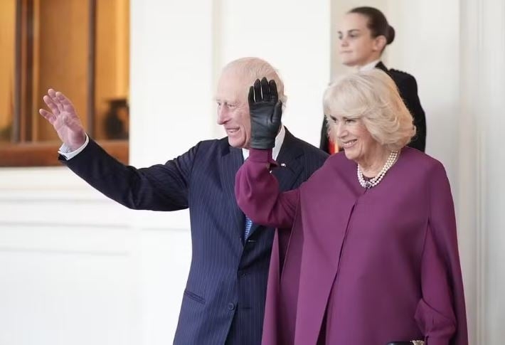 A Rainha Consorte Camilla Parker Bowles está profundamente desconfortável com a tentativa de reconciliação entre seu marido, o Rei Charles III, e o filho caçula do monarca, o Príncipe Harry. Reprodução: Flipar