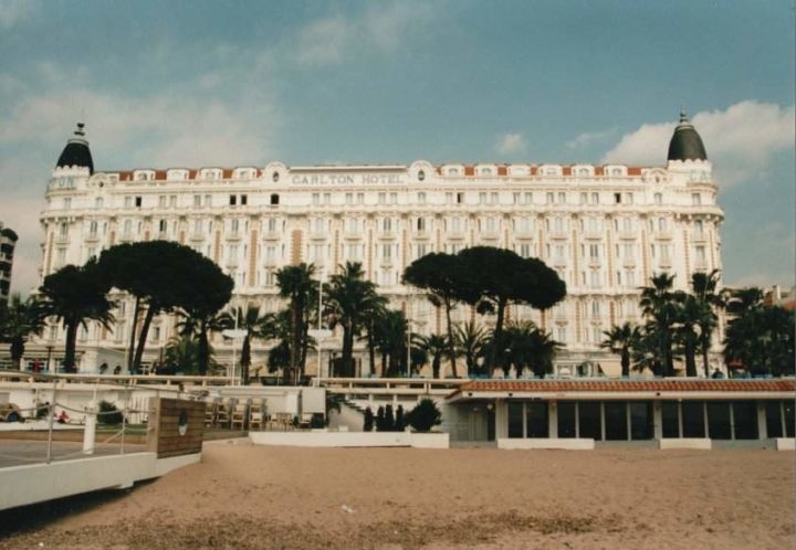 O projeto arquitetônico ficou a cargo do francês Joseph Gire, que buscou inspiração em dois famosos hotéis da Riviera Francesa: o Negresco, em Nice, e o Carlton, em Cannes (foto). Reprodução: Flipar