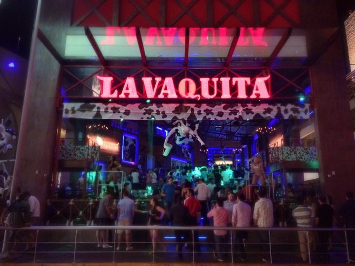 Além disso, Cancún tem uma vida noturna vibrante, com bares, clubes e discotecas para todos os gostos. Reprodução: Flipar