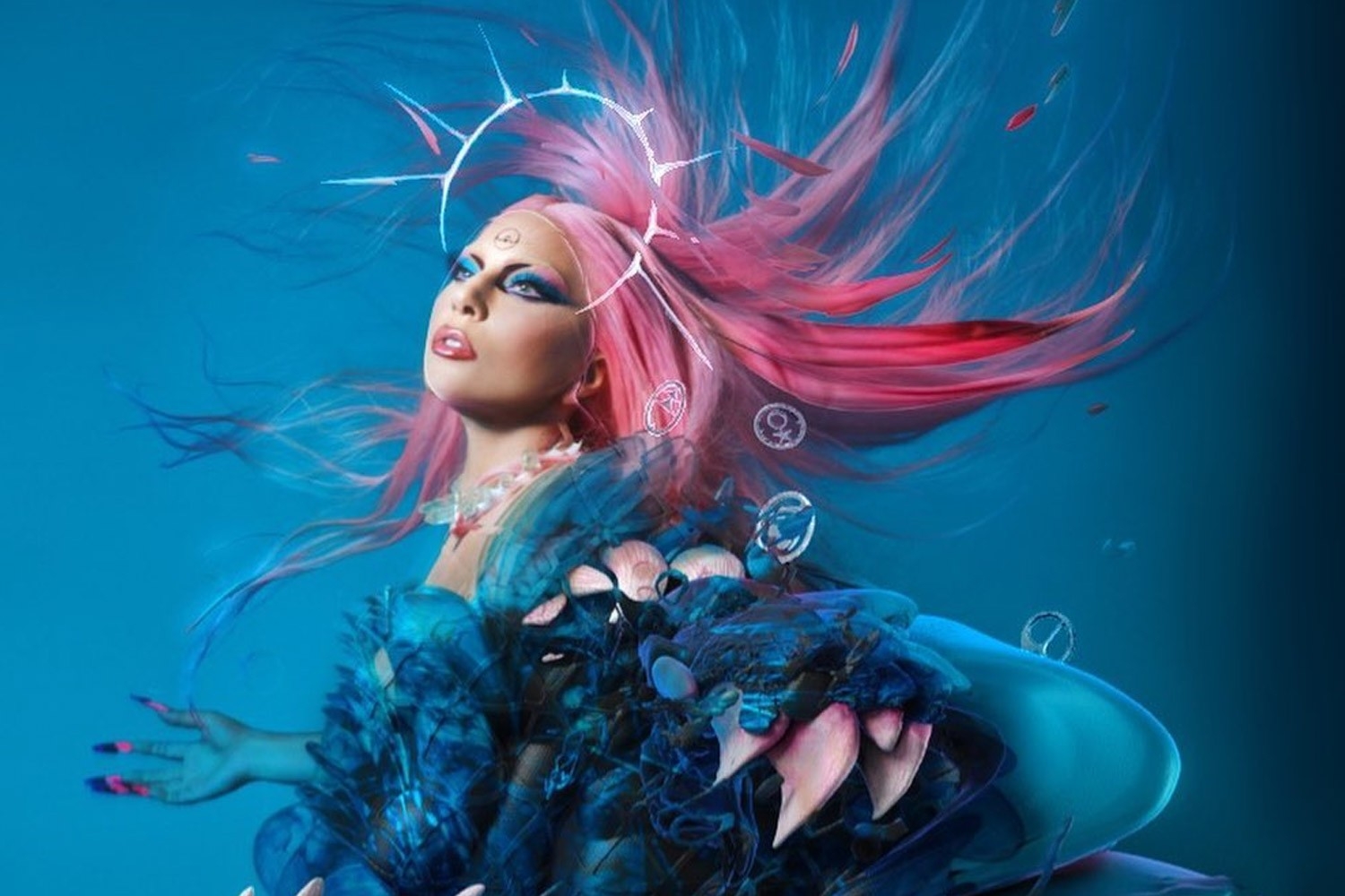 Em 2020, Gaga voltou às suas raízes do dance-pop com seu sexto álbum de estúdio, denominado “Chromatica”, que se tornou seu sexto consecutivo a ocupar o posto de número um nos Estados Unidos. O trabalho ultrapassou mais de 1 milhão de cópias vendidas somente no país.
 Reprodução: Flipar