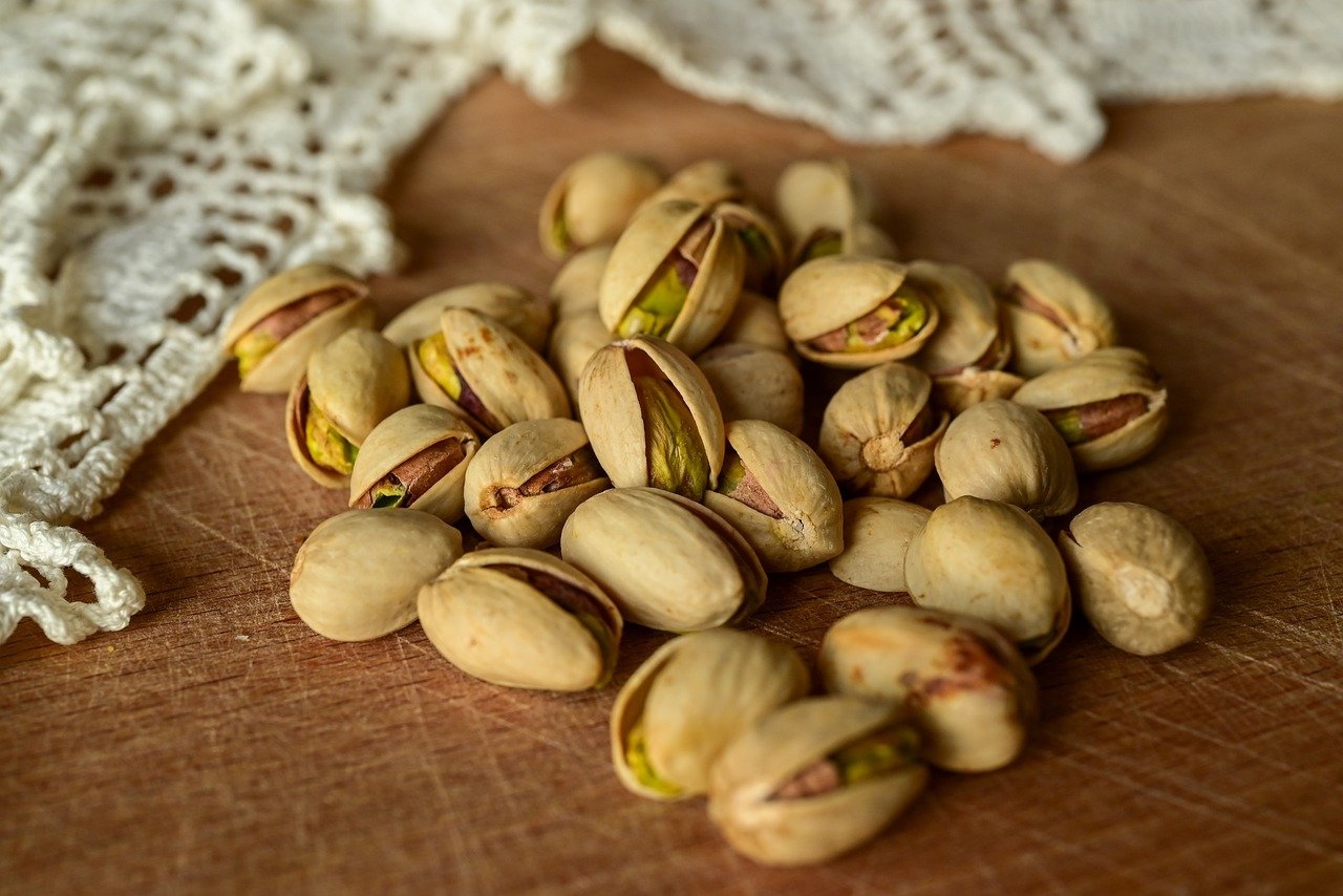 Pistache - Pistache - Fruto de uma das mais antigas árvores do mundo, originária da Ásia e do Oriente Médio. Esse tipo de noz se espalhou pelo mundo, sendo ingrediente de guloseimas (sorvetes, chocolates, etc), e lanches versáteis. Rico em fibras, proteínas, minerais e vitamina E, tem antioxidantes que melhoram o fluxo sanguíneo e a função erétil. Controla o açúcar no sangue. Usado em dietas, pois provoca saciedade e não é muito calórico.  Dez pistaches têm 39 calorias.  Reprodução: Flipar