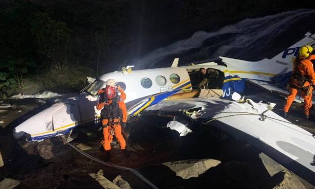 Bombeiros trabalham no resgate após avião alugado pela cantora Marília Mendonça cair na zona rural de Piedade de Caratinga (MG). Foto: Corpo de Bombeiros Militar de Minas Gerais (CBMMG)