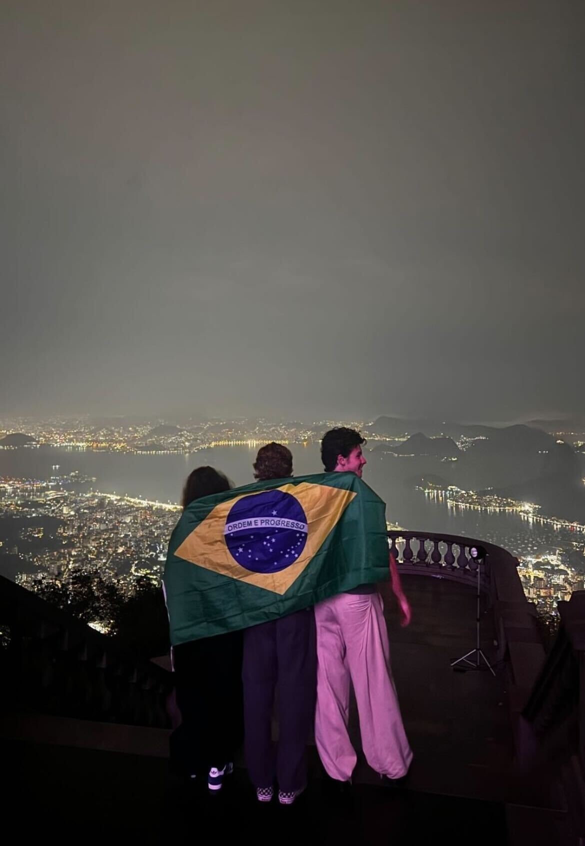 Shawn Mendes posa com bandeira do Brasil Reprodução Instagram - 22.9.2024