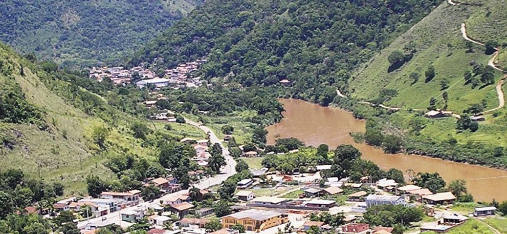 Adrianópolis (PR) - Fica no Vale do Ribeira e pertence à Região Metropolitana de Curitiba (a 130 km da capital). Ocupa uma área de 1.349 km², a 154m de altitude.  Tem 5.900 habitantes. Clima subtropical.